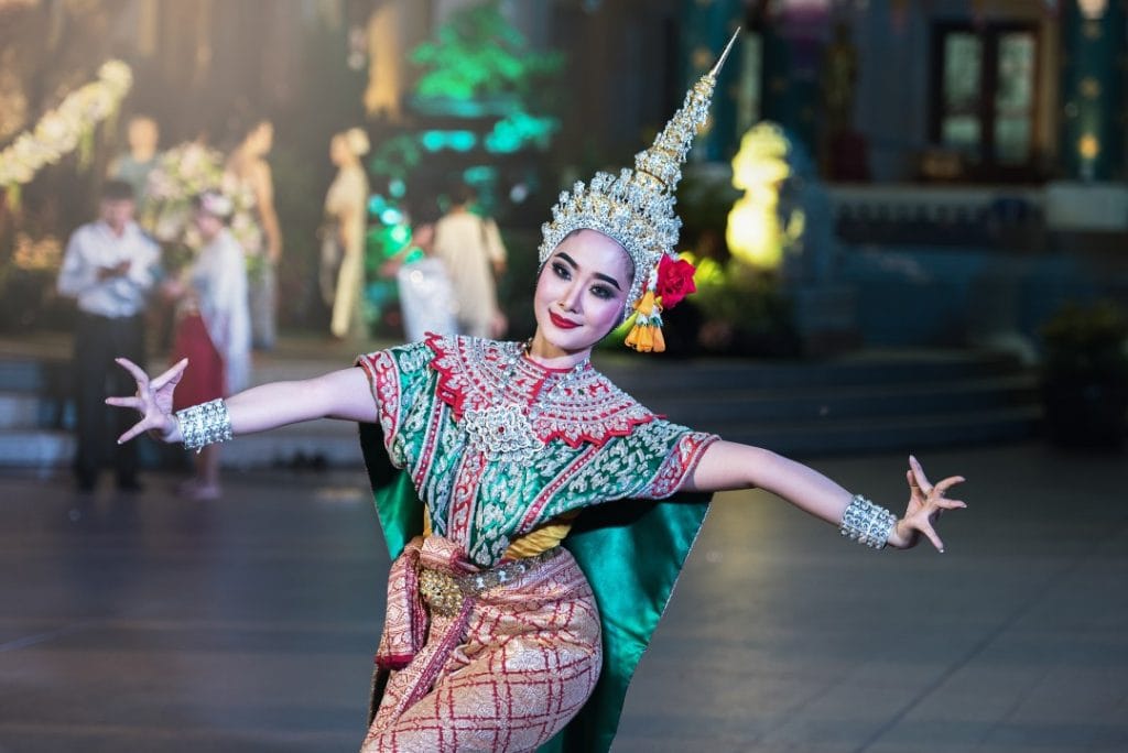 La dama disfruta bailando en Tailandia