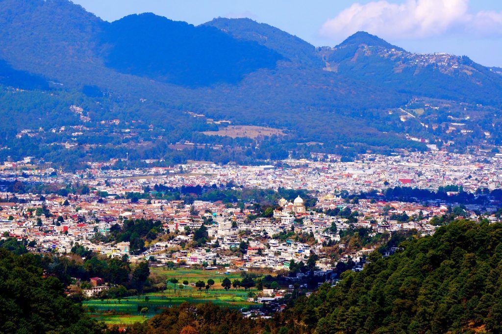 Toma panorámica de San Cristóbal de las Casas México vista desde las montañas