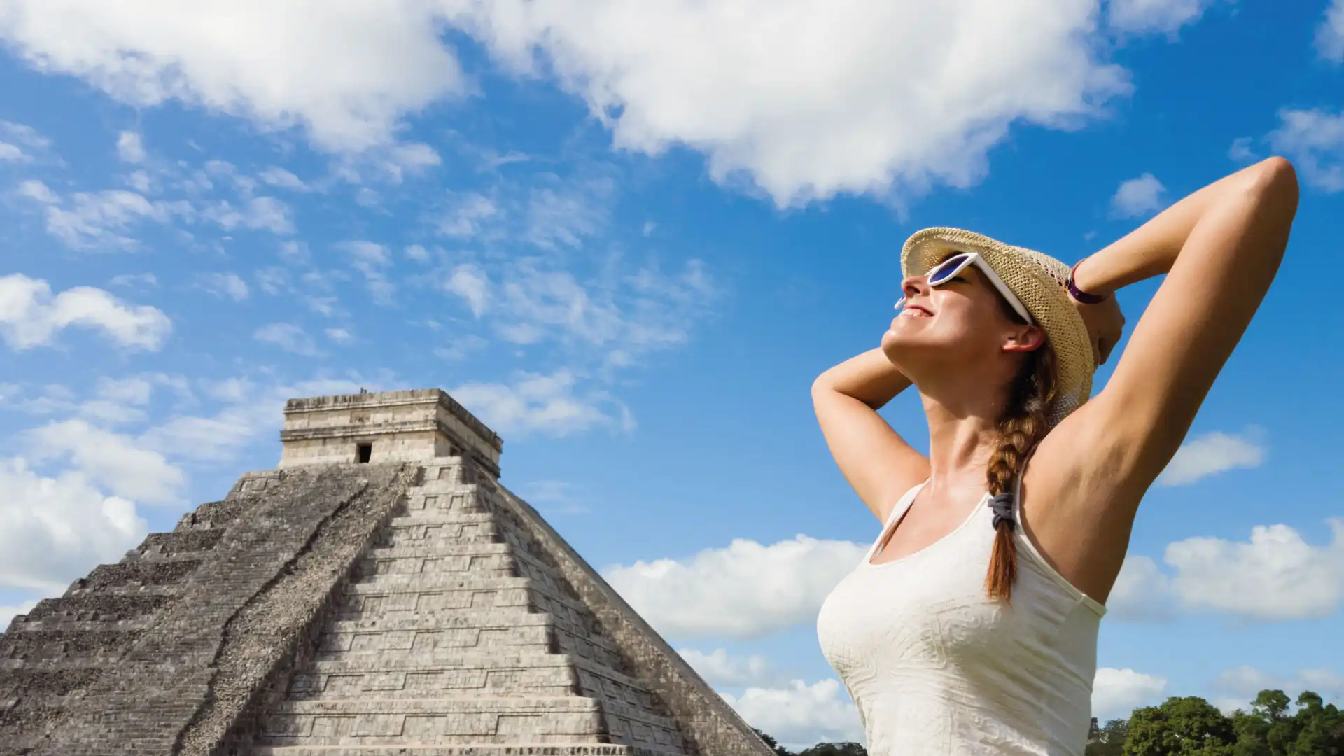 Explora Riviera Maya: Aventura, Naturaleza y Deportes Acuáticos 3 Sumérgete en la historia milenaria de los mayas mientras recorres las antiguas ciudades de Tulum y Cobá, donde imponentes pirámides y templos te transportarán a épocas pasadas llenas de misterio y esplendor